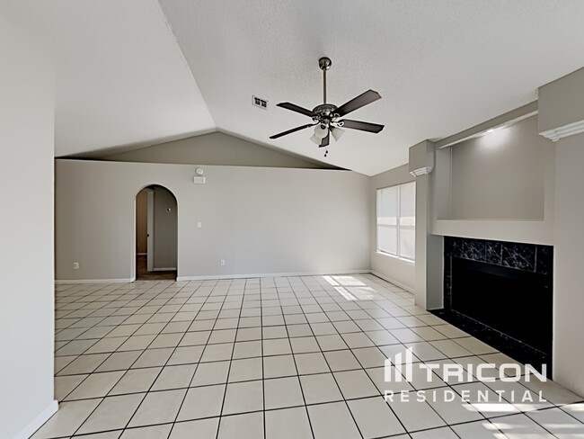 7827 Pepper Cir E in Jacksonville, FL - Foto de edificio - Building Photo