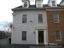107 Royal St SW in Leesburg, VA - Building Photo