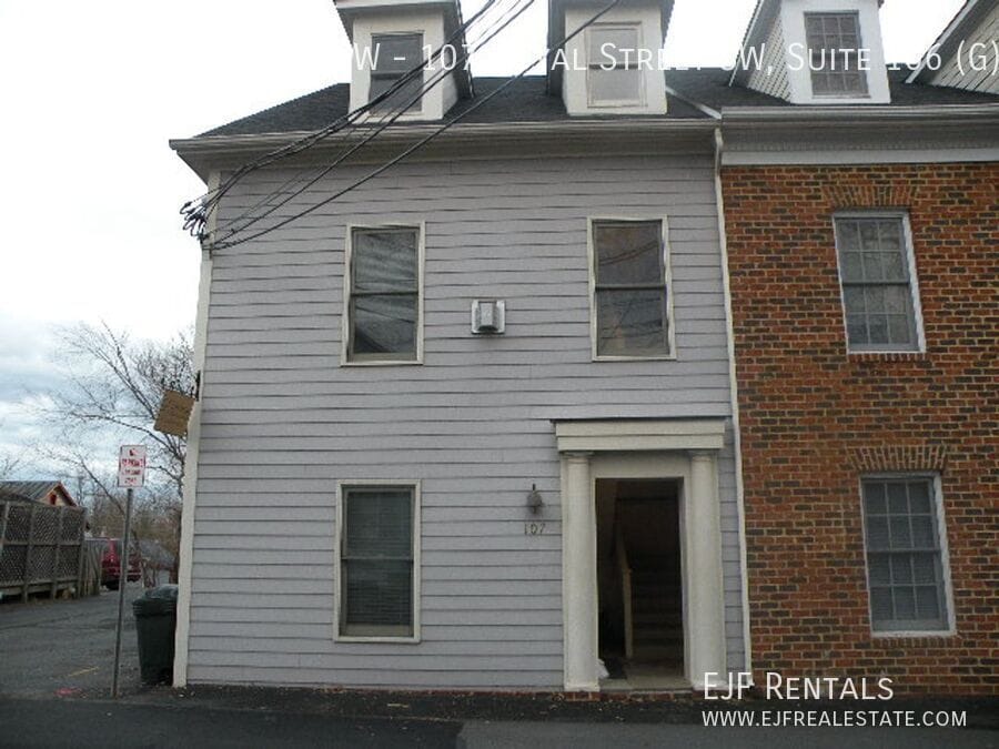 107 Royal St SW in Leesburg, VA - Building Photo