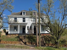 834 Rivermont Ave, Unit 834 in Lynchburg, VA - Building Photo