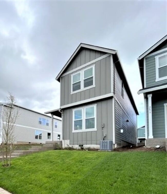 2677 NW Gregory Dr in McMinnville, OR - Building Photo - Building Photo
