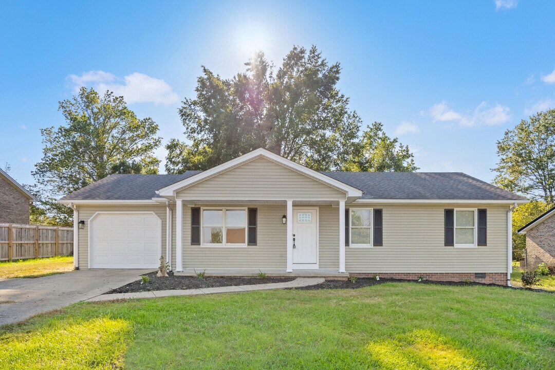 1060 Butler Dr in Lawrenceburg, KY - Building Photo