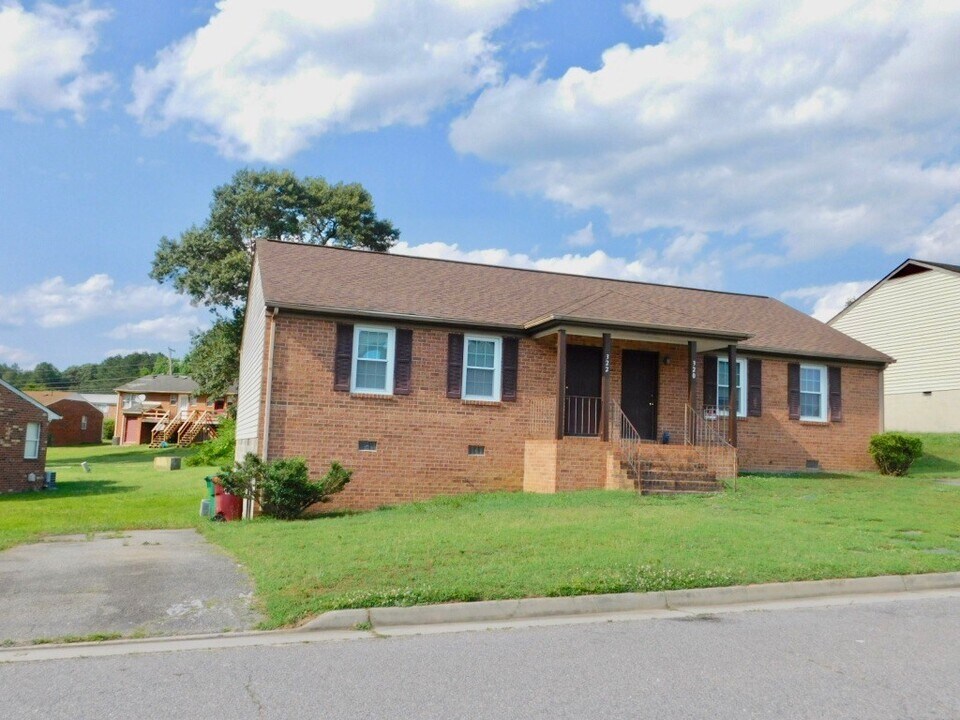 322 Kent Ave in Colonial Heights, VA - Building Photo