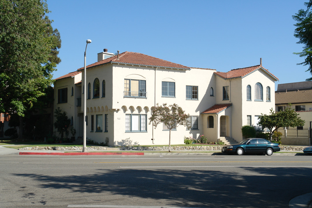 222 N Chevy Chase Dr in Glendale, CA - Foto de edificio