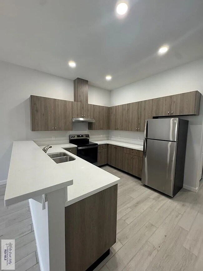 1002 Gabriella St in Harlingen, TX - Building Photo - Building Photo