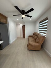745 N Doan Dr in Burbank, CA - Building Photo - Building Photo