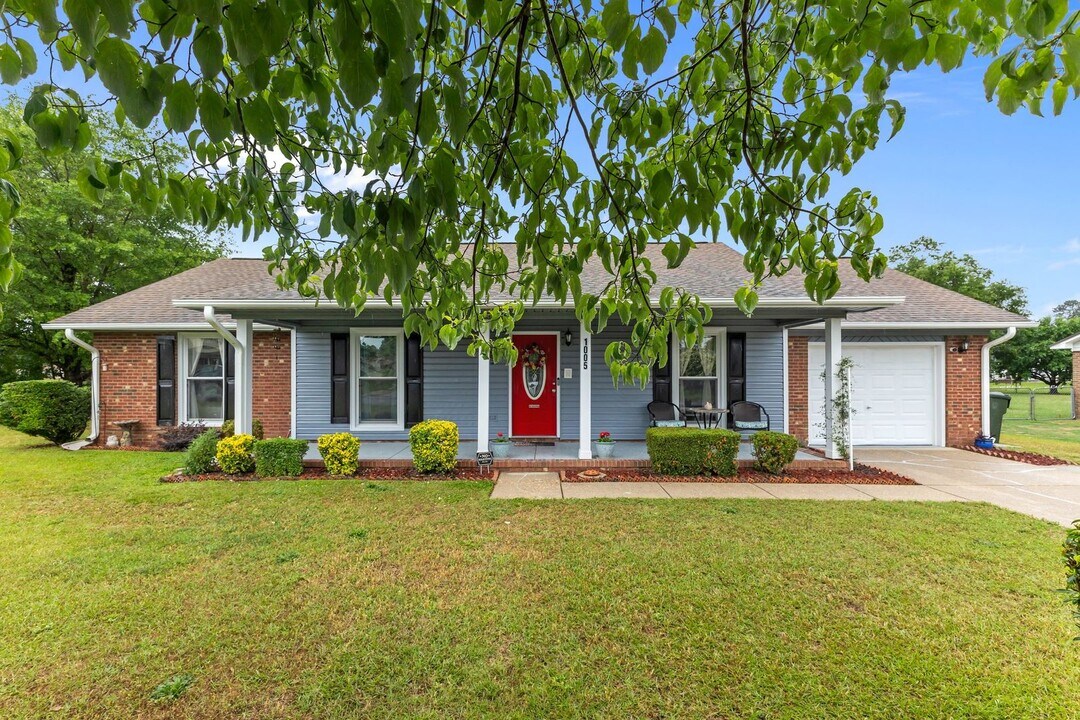 1005 Oakstone Dr in Fayetteville, NC - Building Photo