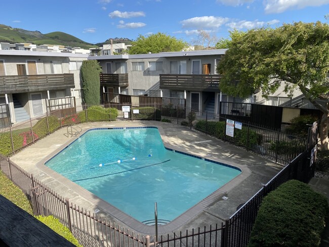 Bon Tanna Apartments in Hayward, CA - Foto de edificio - Building Photo