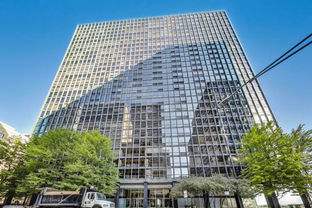900 N Lake Shore Dr in Chicago, IL - Building Photo