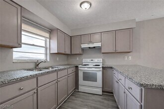 1718 SW Santa Barbara Pl in Cape Coral, FL - Building Photo - Building Photo