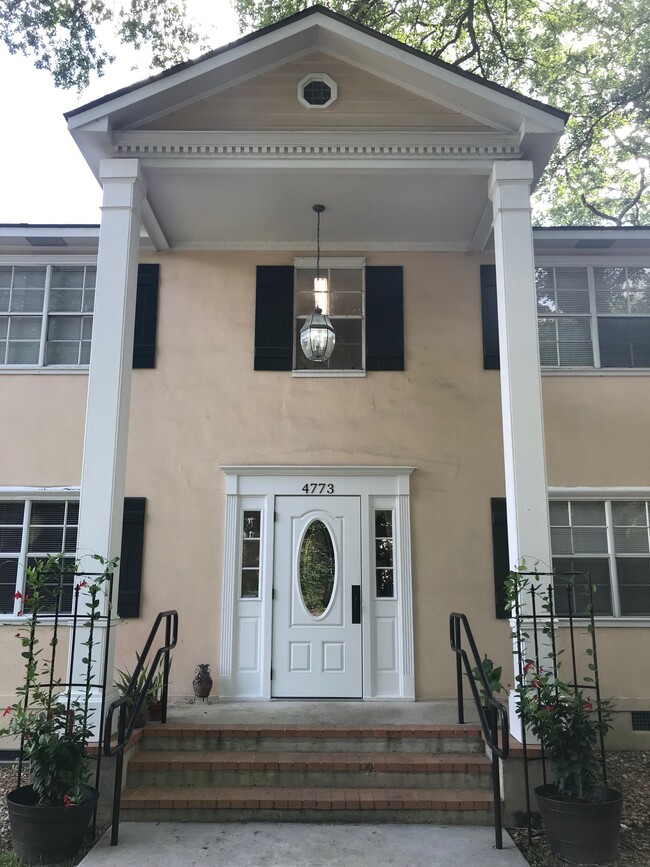 Les Chenes in Baton Rouge, LA - Foto de edificio - Building Photo