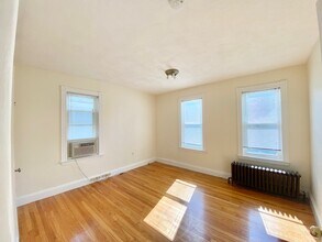 65 Fairbanks St, Unit 2 in Boston, MA - Foto de edificio - Building Photo