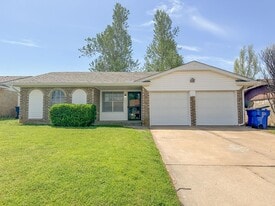 320 E Hillcrest Ln in Mustang, OK - Building Photo