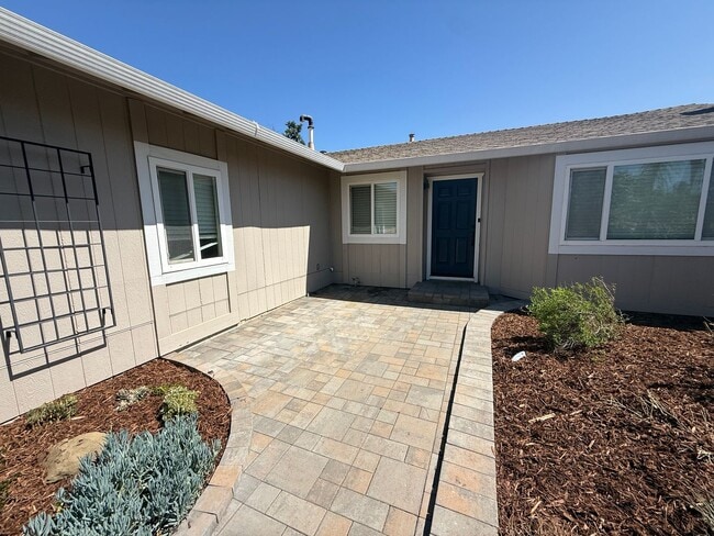 955 Woodvale Dr in Dixon, CA - Building Photo - Building Photo