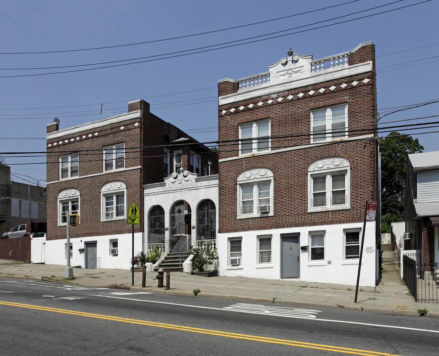 Silver Lake Court in Staten Island, NY - Building Photo