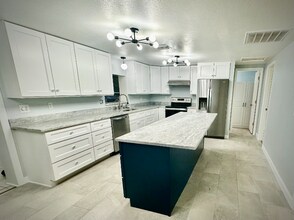 11031 Circle S Rd in Seffner, FL - Building Photo - Building Photo