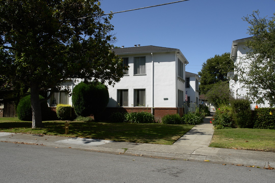 1025 Noel Dr in Menlo Park, CA - Foto de edificio