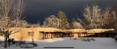 413 Valverde St in Taos, NM - Foto de edificio - Building Photo