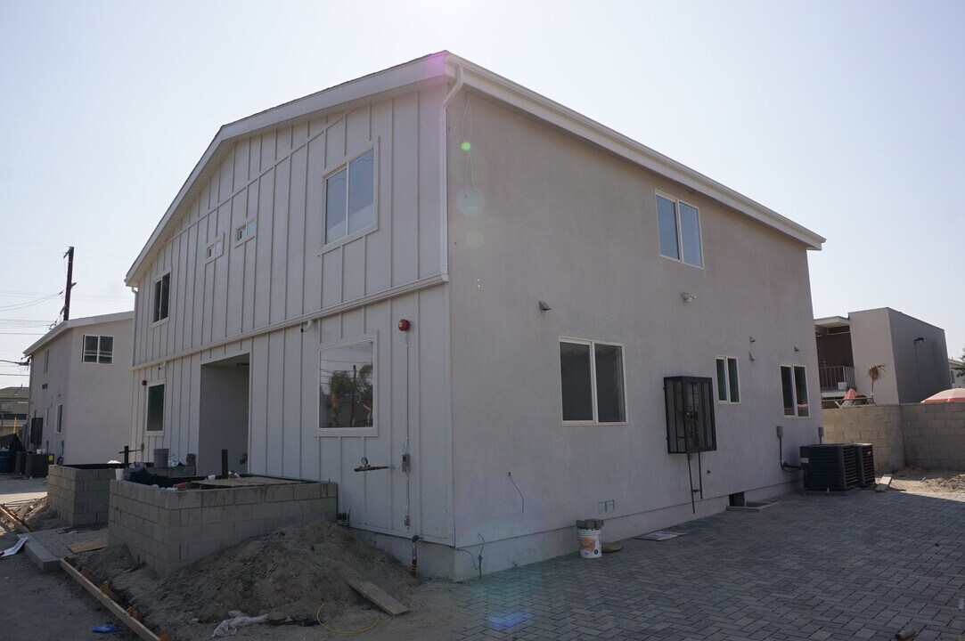 6851 Radford Ave in North Hollywood, CA - Building Photo