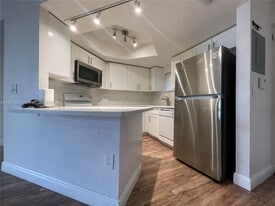 8323 Lake Dr in Doral, FL - Building Photo