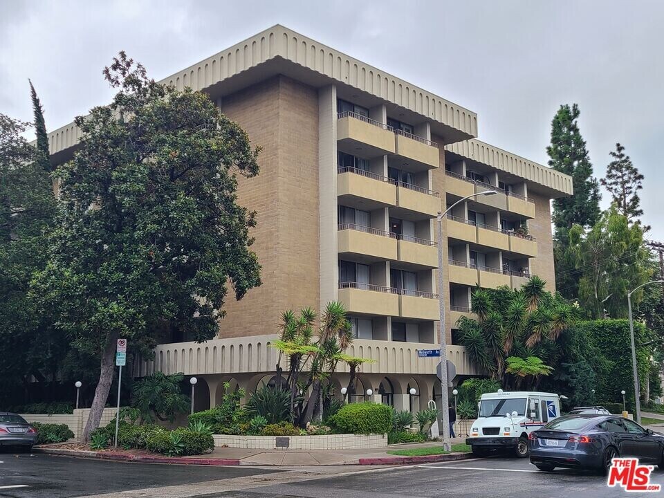 1300 Midvale Ave in Los Angeles, CA - Building Photo