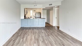 8040 N Colony Cir in Tamarac, FL - Building Photo