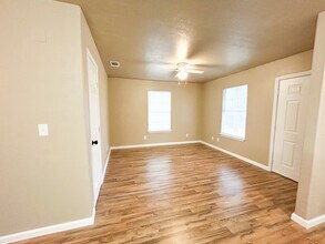 614 W Peach St in Angleton, TX - Foto de edificio - Building Photo