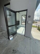 1091 E 17th St, Unit 301 in Hialeah, FL - Foto de edificio - Building Photo