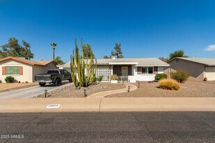 10824 W Crosby Dr in Sun City, AZ - Building Photo