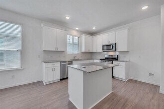 338 Lippizan Dr in Alvin, TX - Building Photo - Building Photo