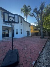 612 NW 136th Ave in Miami, FL - Foto de edificio - Building Photo