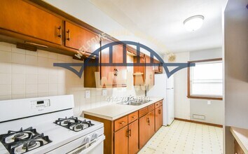 1610 E Beverly Rd-Unit -Lower in Shorewood, WI - Building Photo - Building Photo