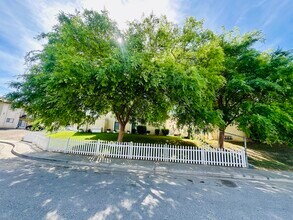 6005 Hill Dale Ct, Unit Hill Dale residences in Bakersfield, CA - Building Photo - Building Photo