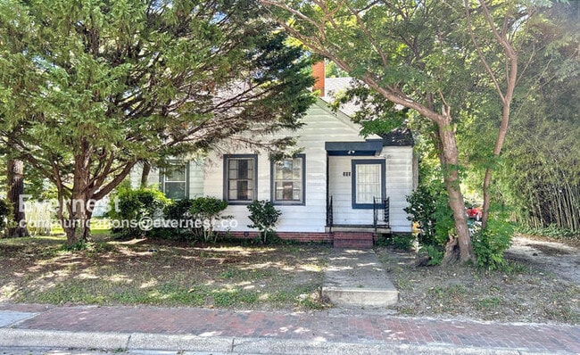 property at 305 N Boundary St