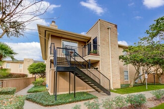 704 Bering Dr, Unit F in Houston, TX - Building Photo - Building Photo