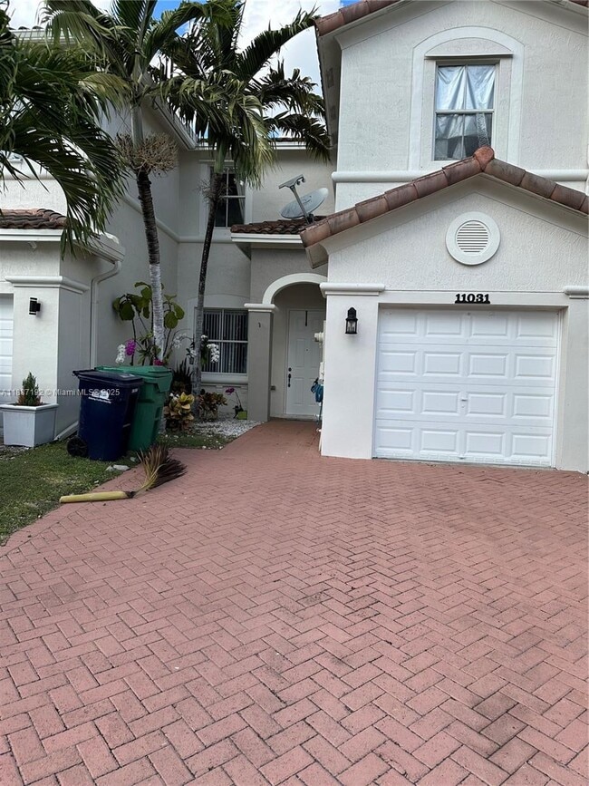 11031 SW 246th St in Princeton, FL - Foto de edificio - Building Photo
