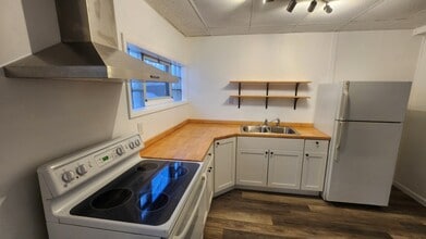 4003 Garfield St, Unit Downstairs in Anchorage, AK - Foto de edificio - Building Photo