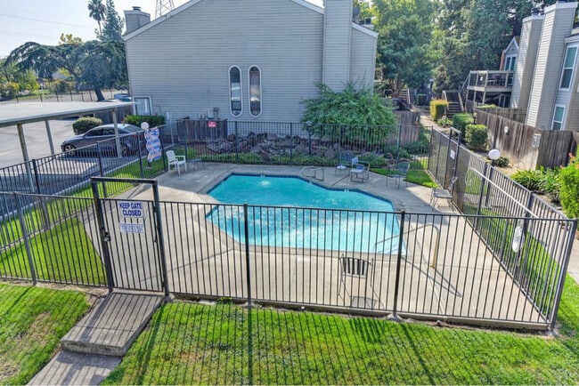 1537 Hood Rd in Sacramento, CA - Building Photo - Building Photo