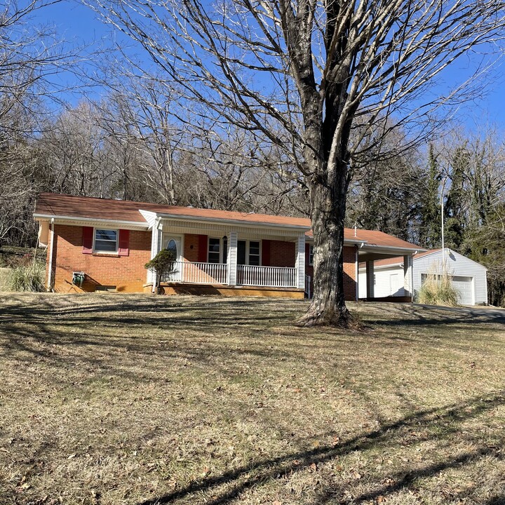 183 Harold Cemetery Rd in Greeneville, TN - Foto de edificio