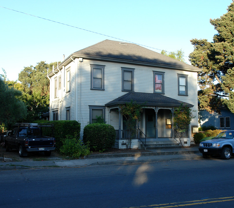 515 Davis St in Santa Rosa, CA - Building Photo