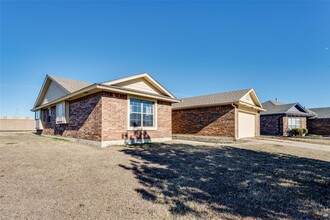 12121 NW 7th St in Yukon, OK - Building Photo - Building Photo