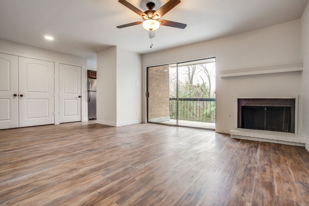 9730 Whitehurst Dr in Dallas, TX - Building Photo