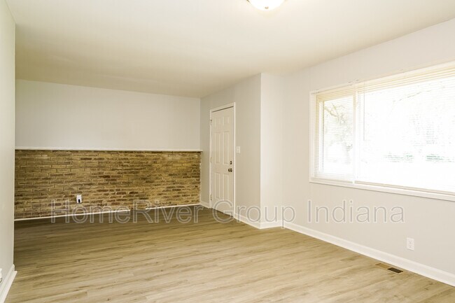 7306 North Dr in Lawrence, IN - Foto de edificio - Building Photo