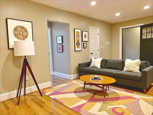 76 Egmont St, Unit 5 in Brookline, MA - Foto de edificio - Building Photo