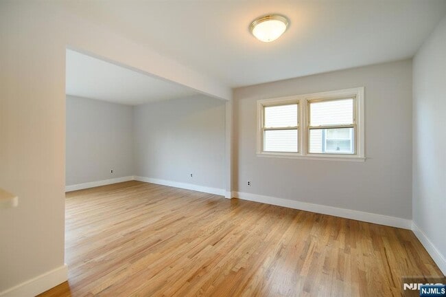 90 Bank St, Unit 02-231 in Elmwood Park, NJ - Building Photo - Building Photo
