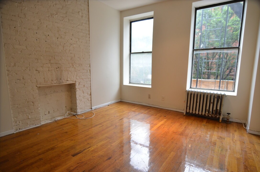 356 W 48th St in New York, NY - Building Photo