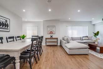 5324 Whitsett Ave-Unit -5326 Whitsett Ave in Los Angeles, CA - Building Photo - Building Photo