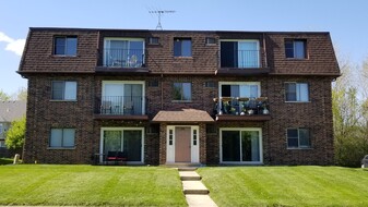 1215 Whispering Hills Ct, Unit 3B in Naperville, IL - Building Photo