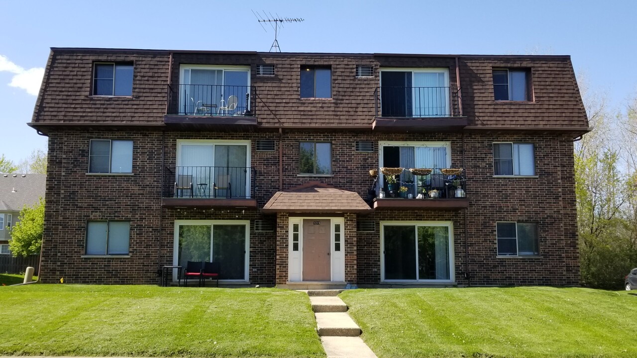 1215 Whispering Hills Ct, Unit 3B in Naperville, IL - Building Photo