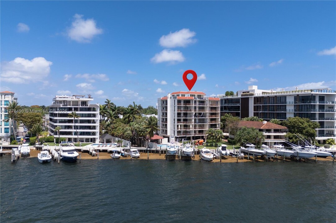 1632 S Bayshore Ct in Miami, FL - Building Photo